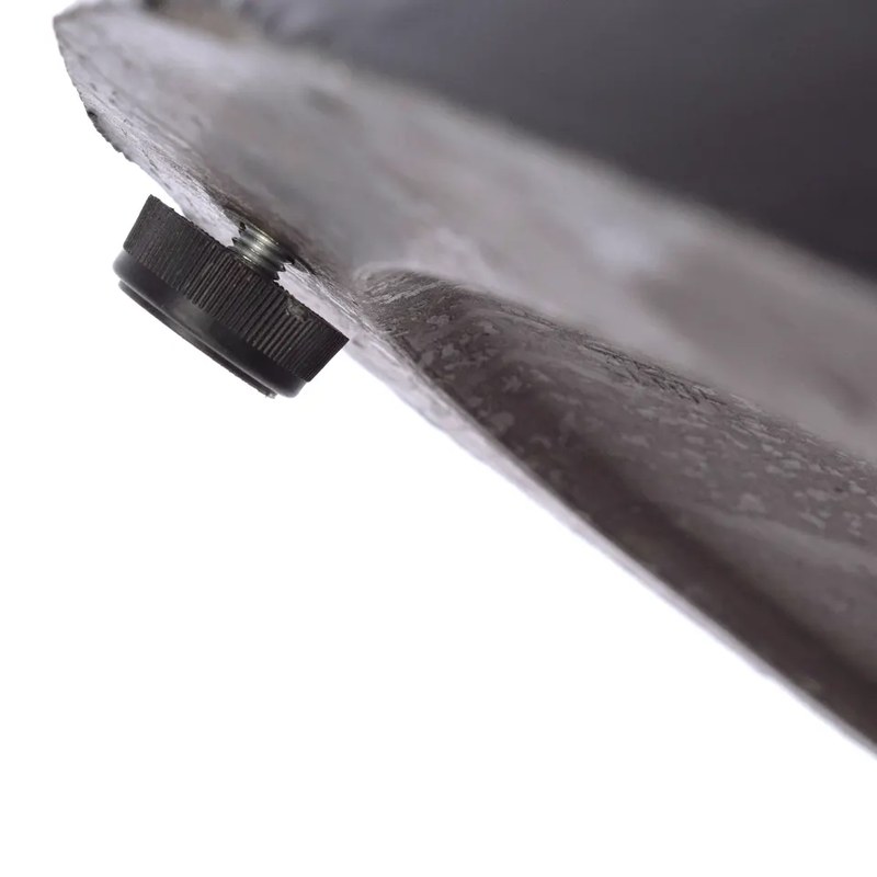 Adjustable levelling foot under the edge of the disc base