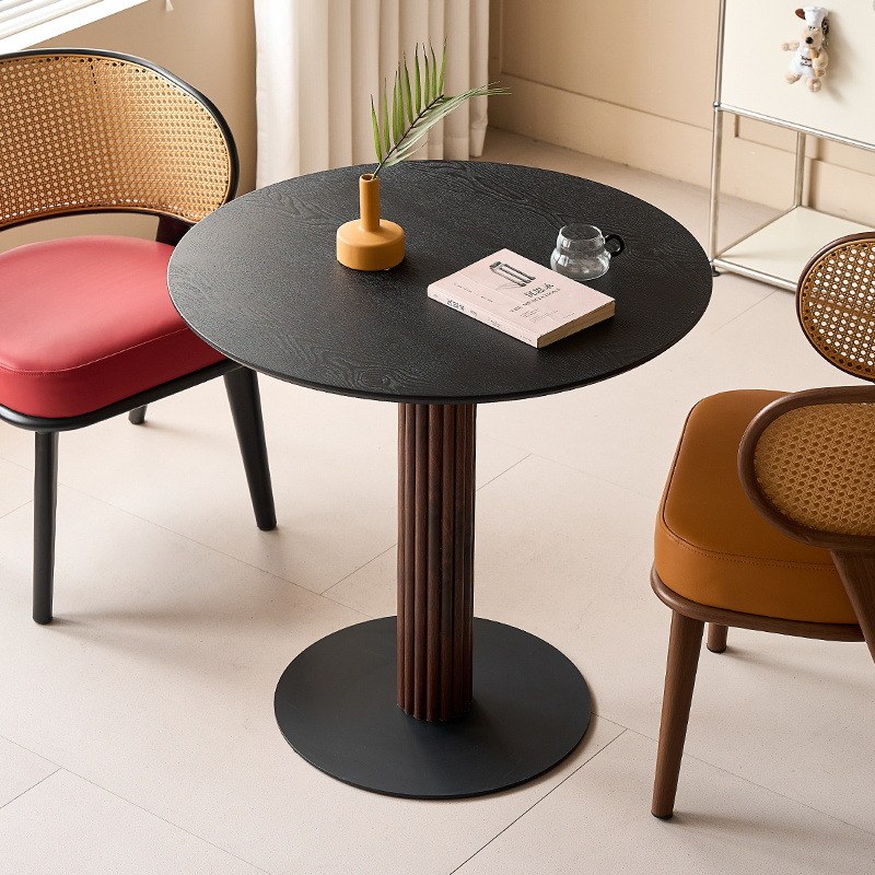 Four-cover setting with the black version between two cane-back chairs
